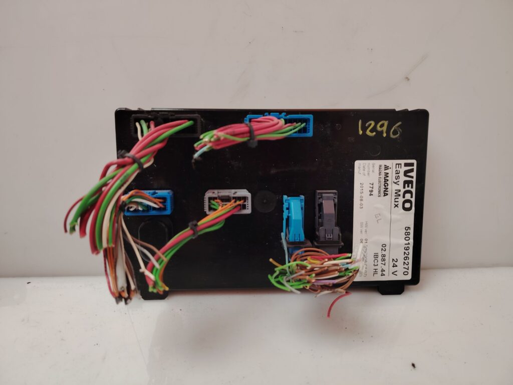 CAJA RELES / FUSIBLES 137698