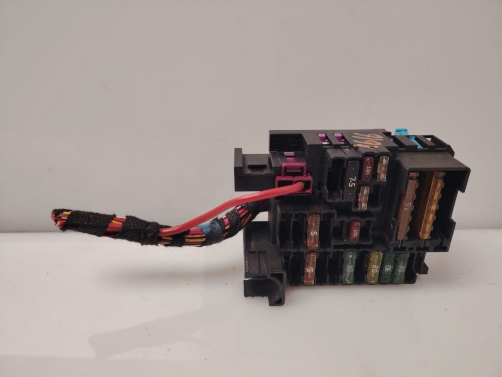 CAJA RELES / FUSIBLES 138405