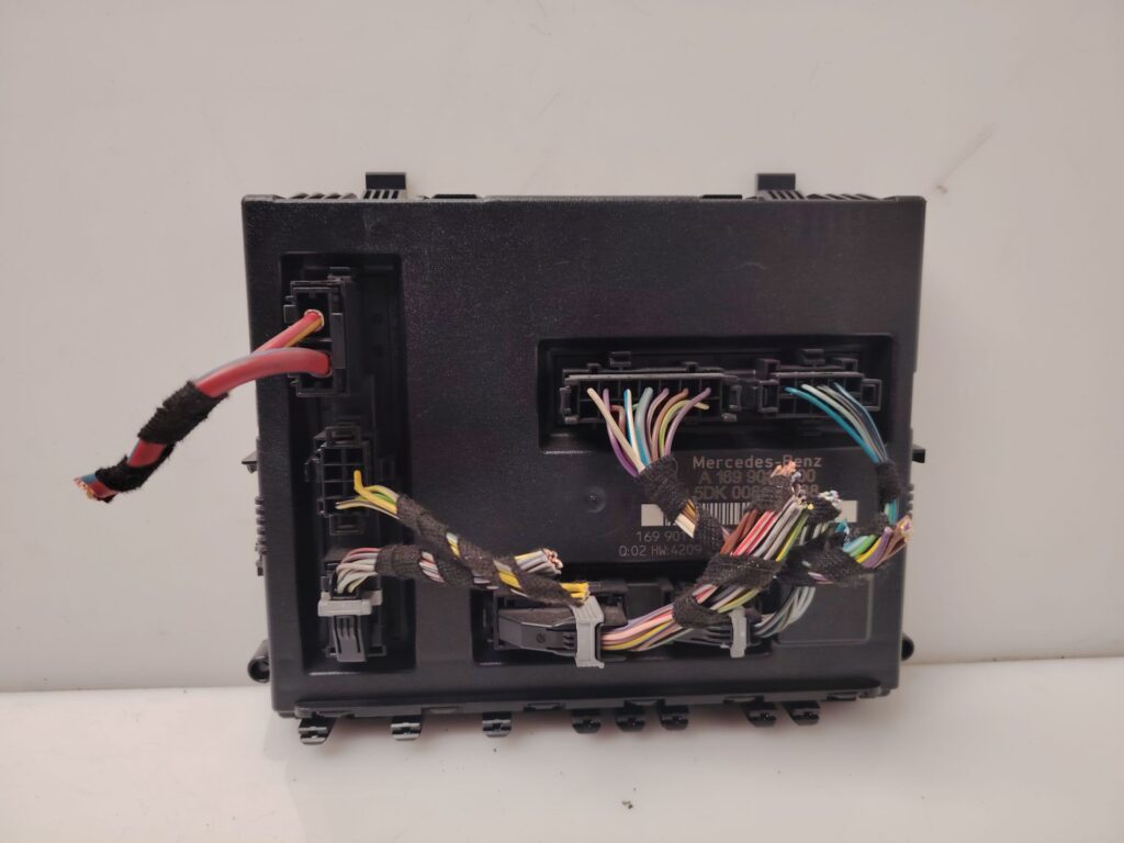 CAJA RELES / FUSIBLES 137994