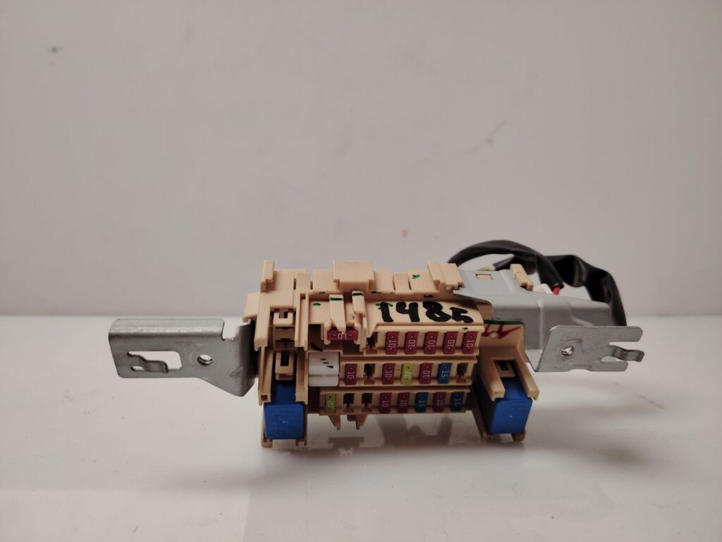 CAJA RELES / FUSIBLES 137898