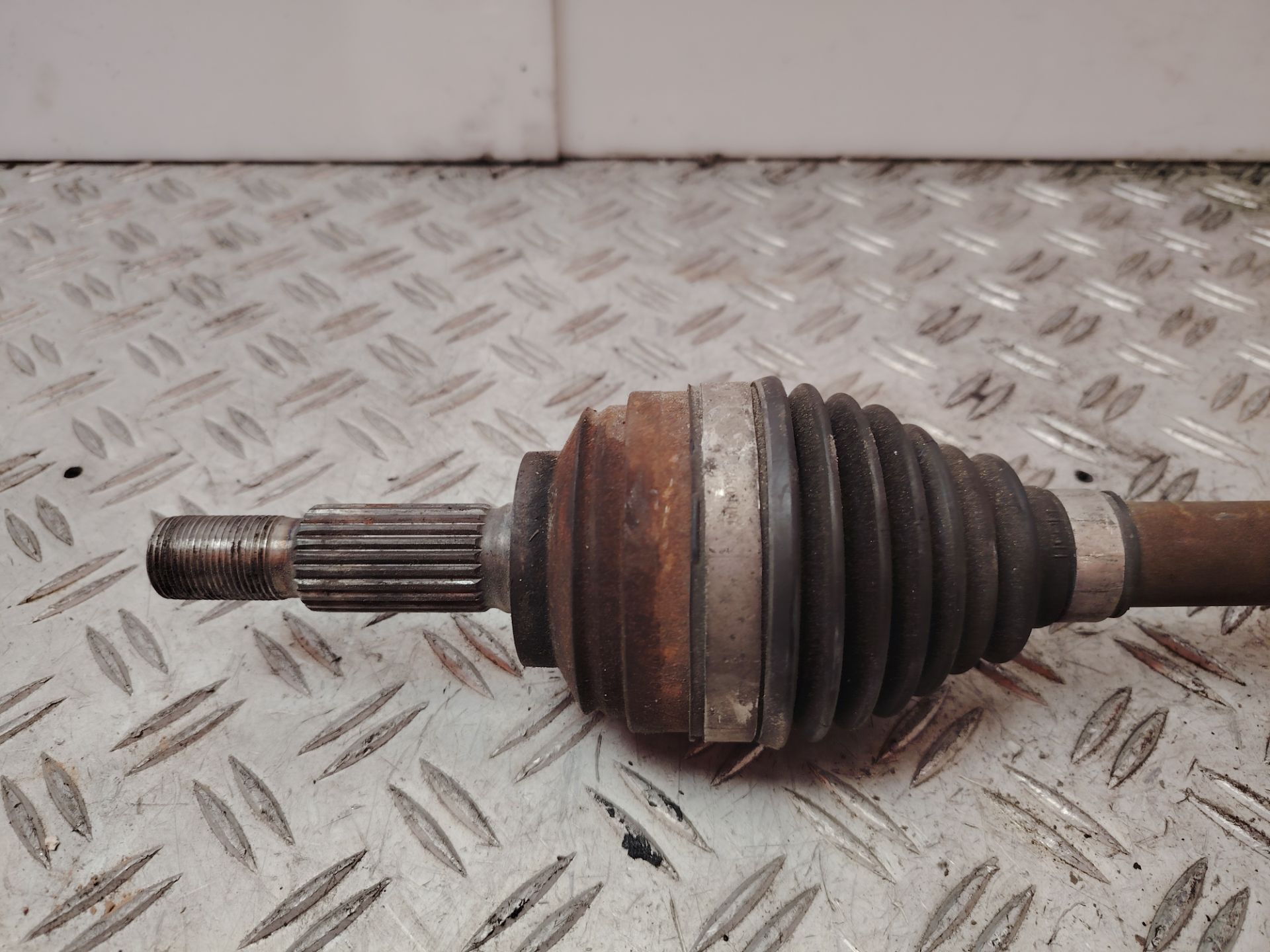 TRANSMISION DELANTERA IZQUIERDA 137982