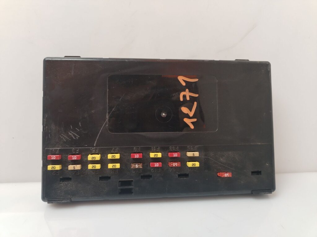 CAJA RELES / FUSIBLES 136092