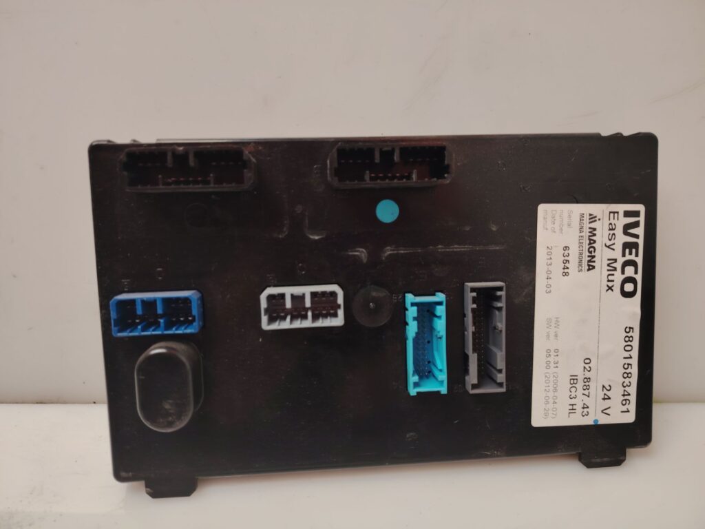 CAJA RELES / FUSIBLES 137588