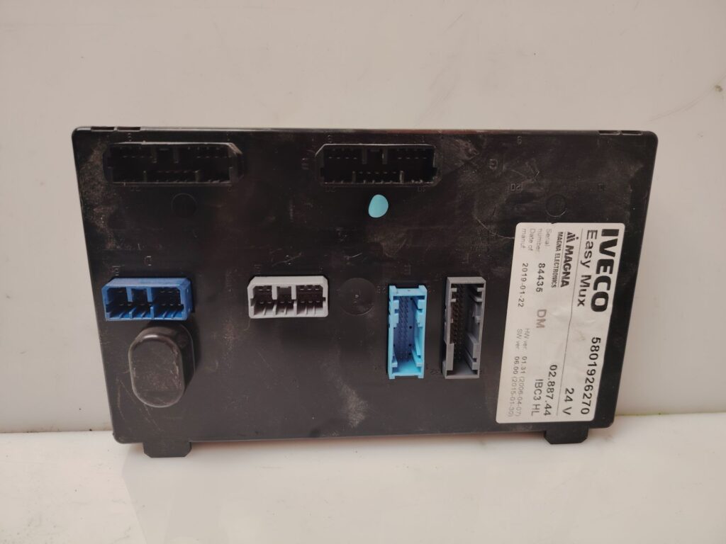 CAJA RELES / FUSIBLES 137589