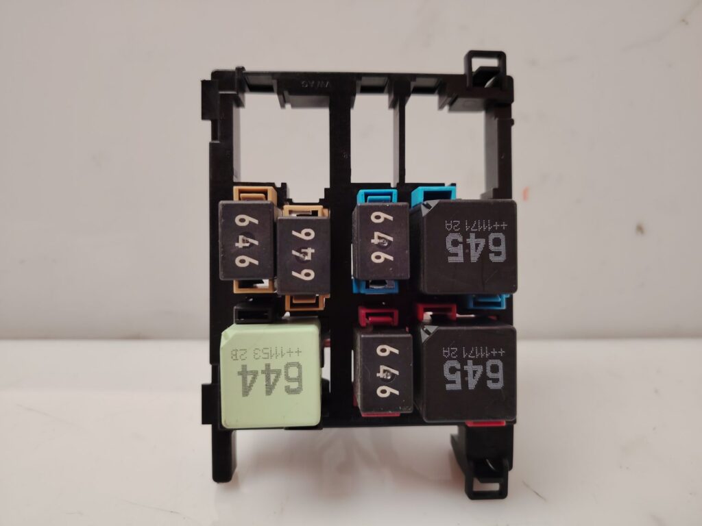 CAJA RELES / FUSIBLES 138294