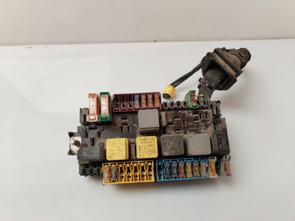 CAJA RELES / FUSIBLES 135988