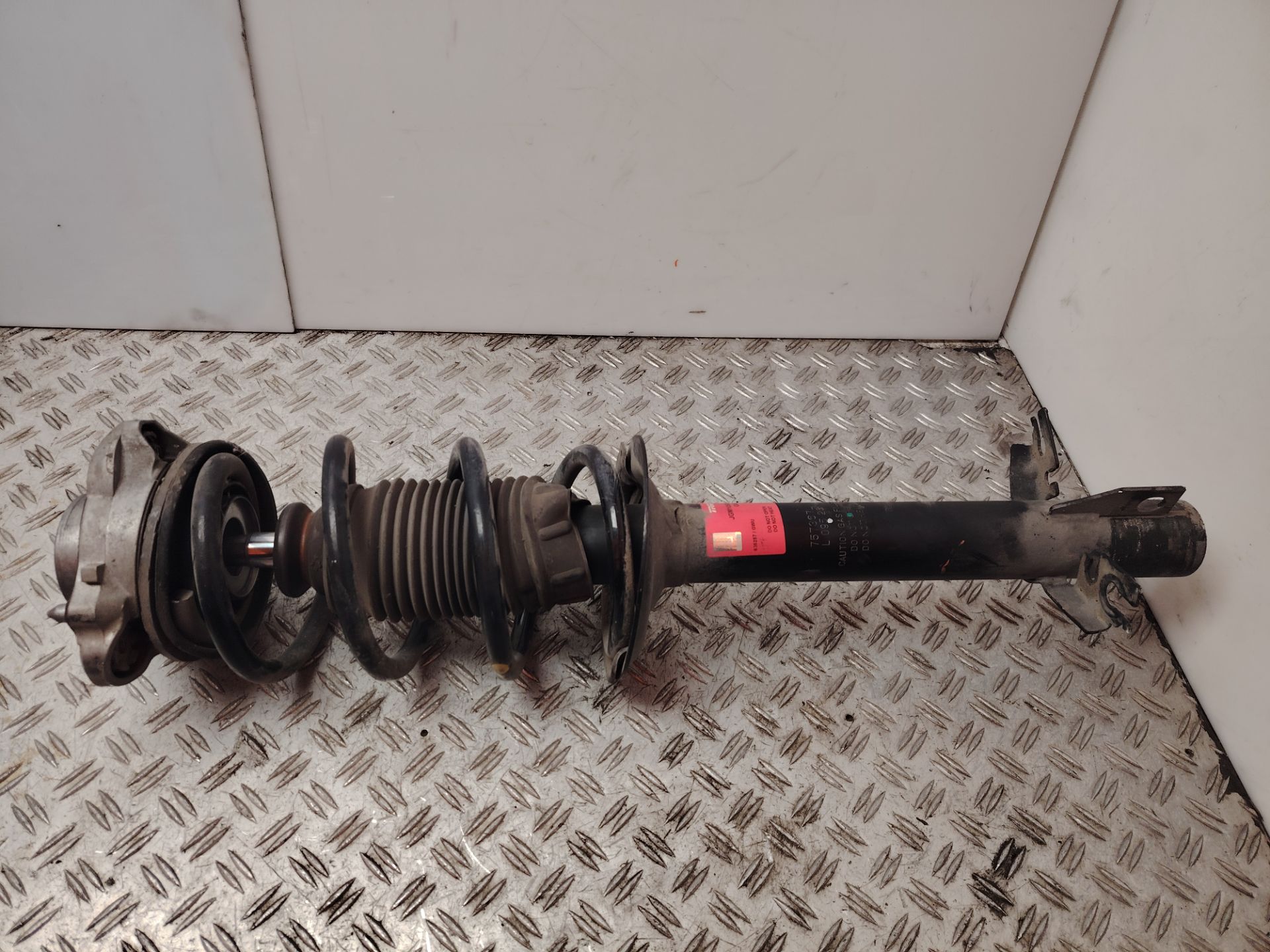 AMORTIGUADOR DELANTERO IZQUIERDO 136735