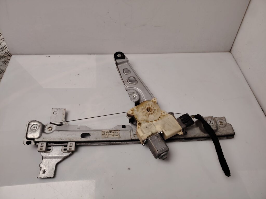 ELEVALUNAS DELANTERO DERECHO 137003