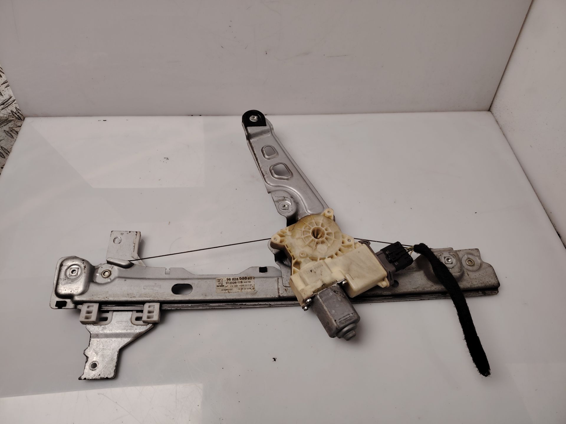 ELEVALUNAS DELANTERO DERECHO 137003