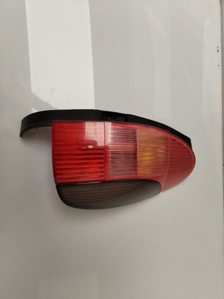 PILOTO TRASERO DERECHO 135903