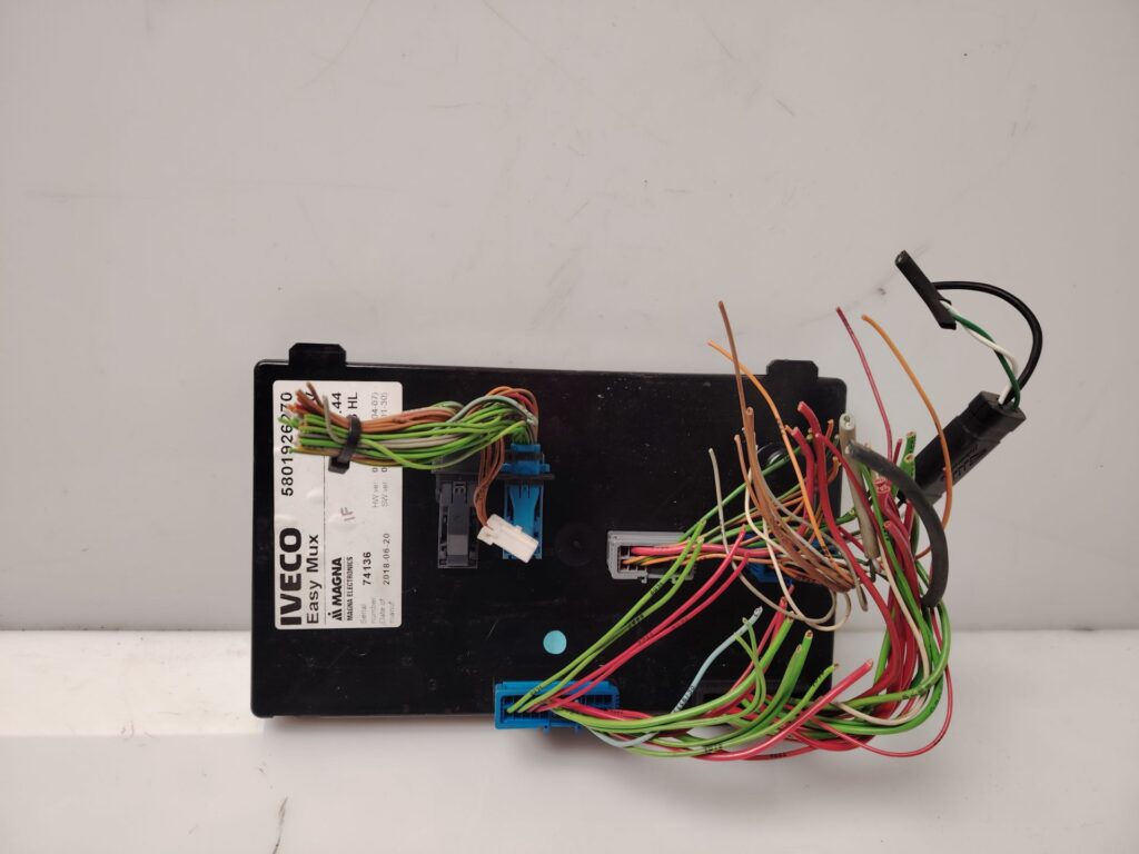 CAJA RELES / FUSIBLES 137732