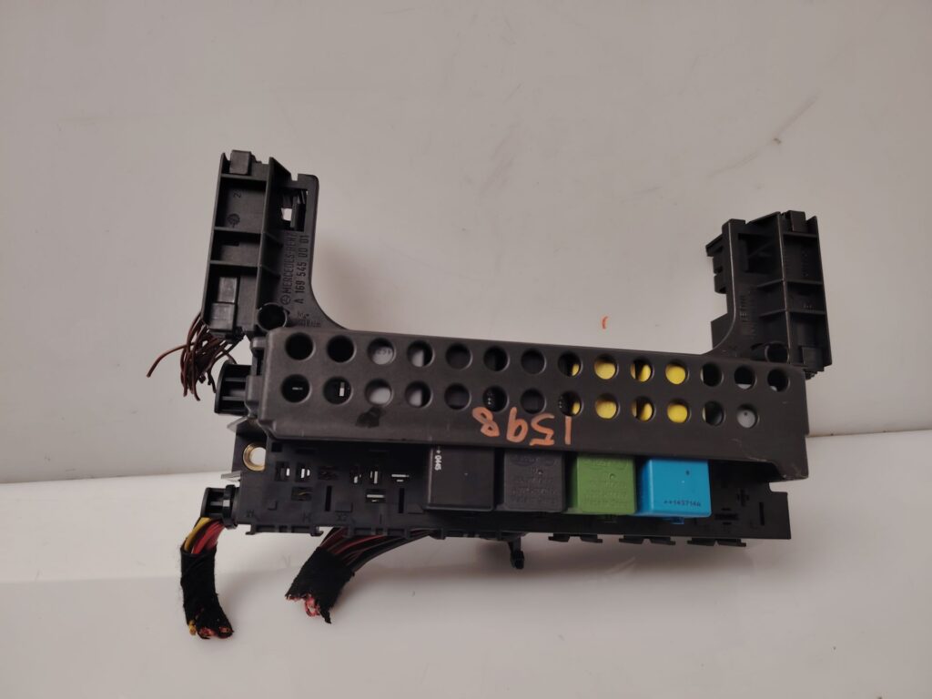 CAJA RELES / FUSIBLES 137989