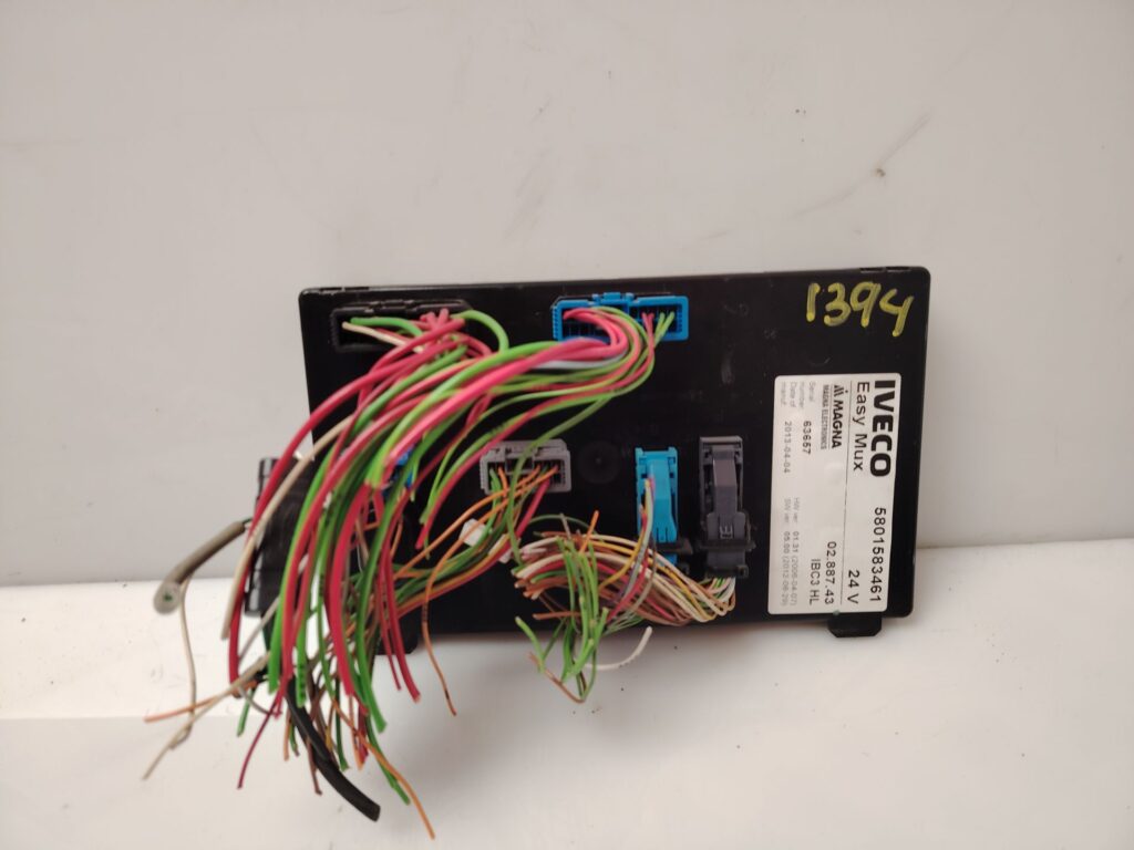 CAJA RELES / FUSIBLES 137671