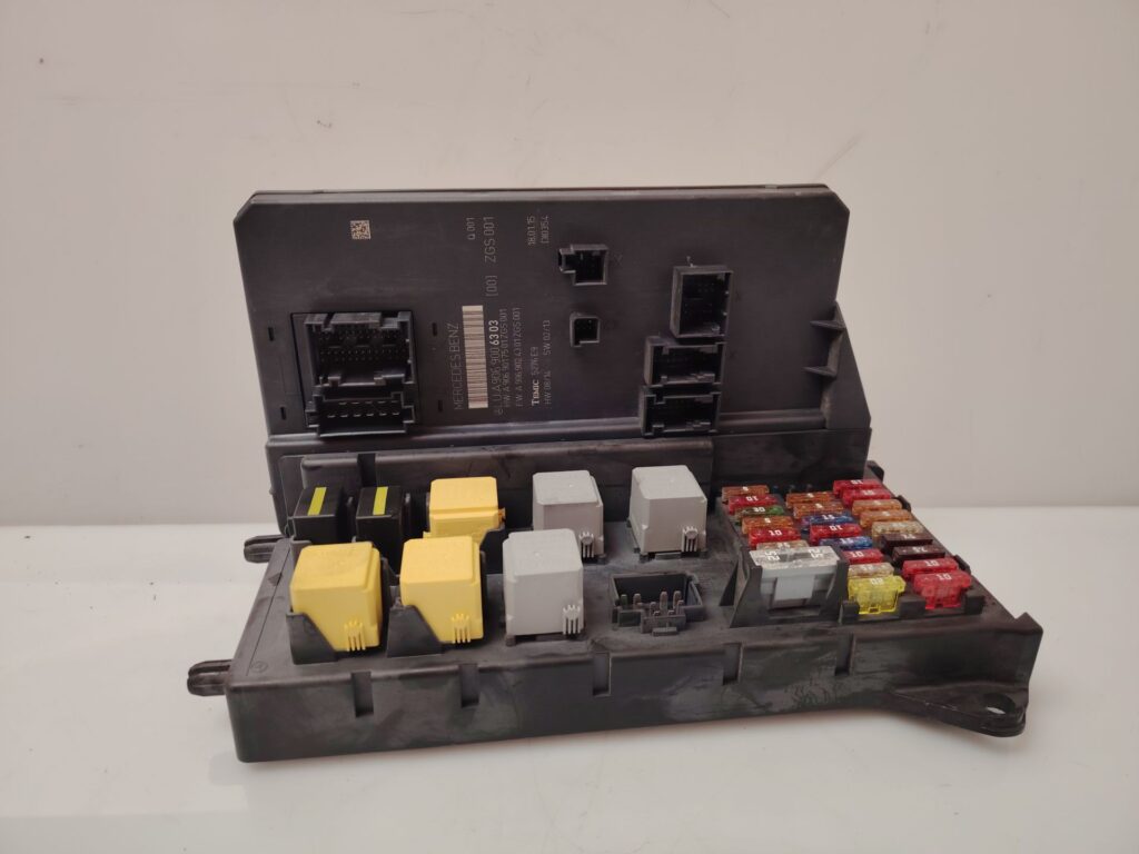 CAJA RELES / FUSIBLES 136823