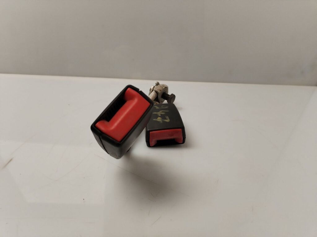 ENGANCHE CINTURON TRASERO DERECHO 134423