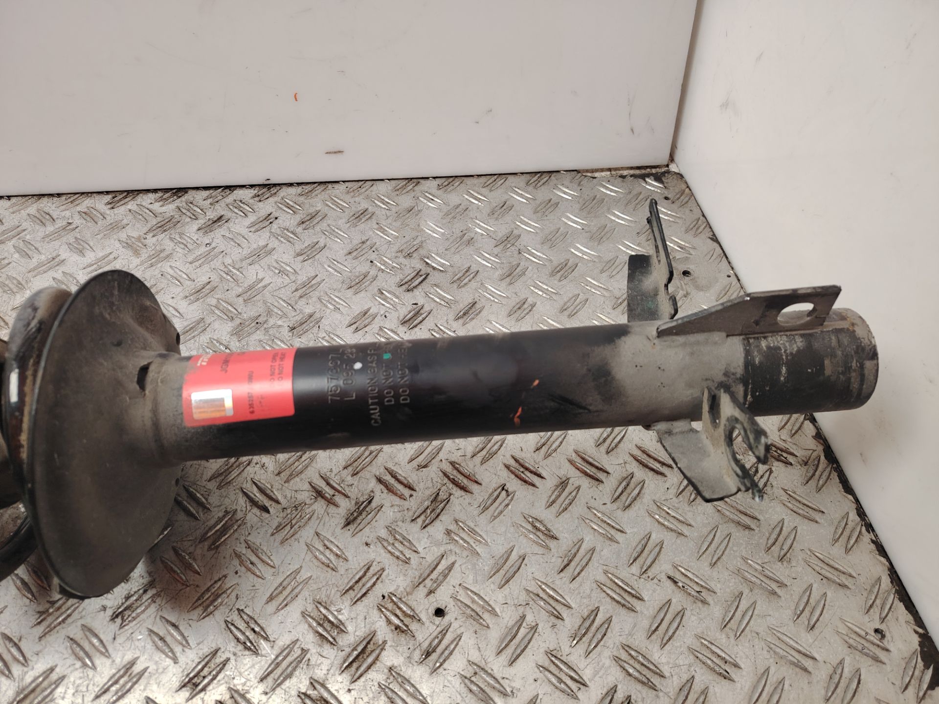 AMORTIGUADOR DELANTERO IZQUIERDO 136735