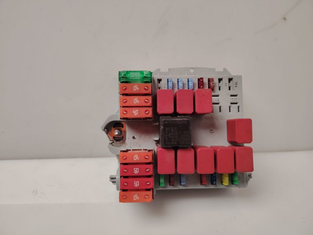 CAJA RELES / FUSIBLES 137770