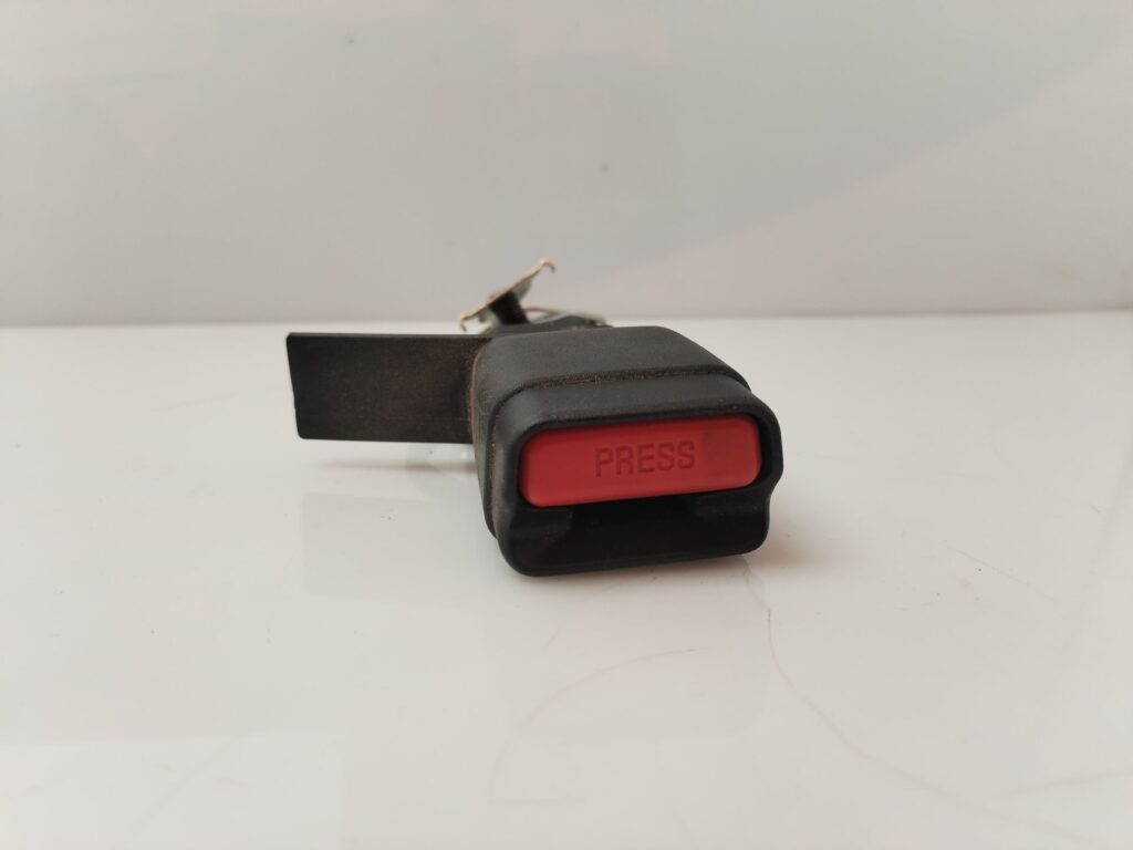 ENGANCHE CINTURON TRASERO DERECHO 135044