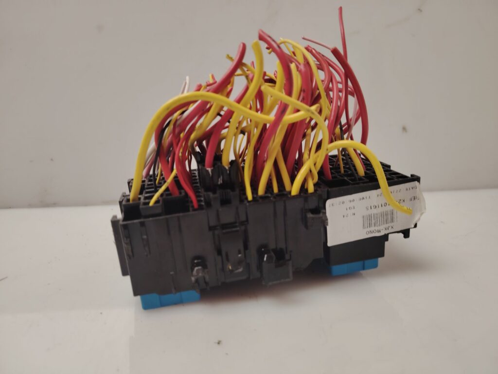 CAJA RELES / FUSIBLES 138093