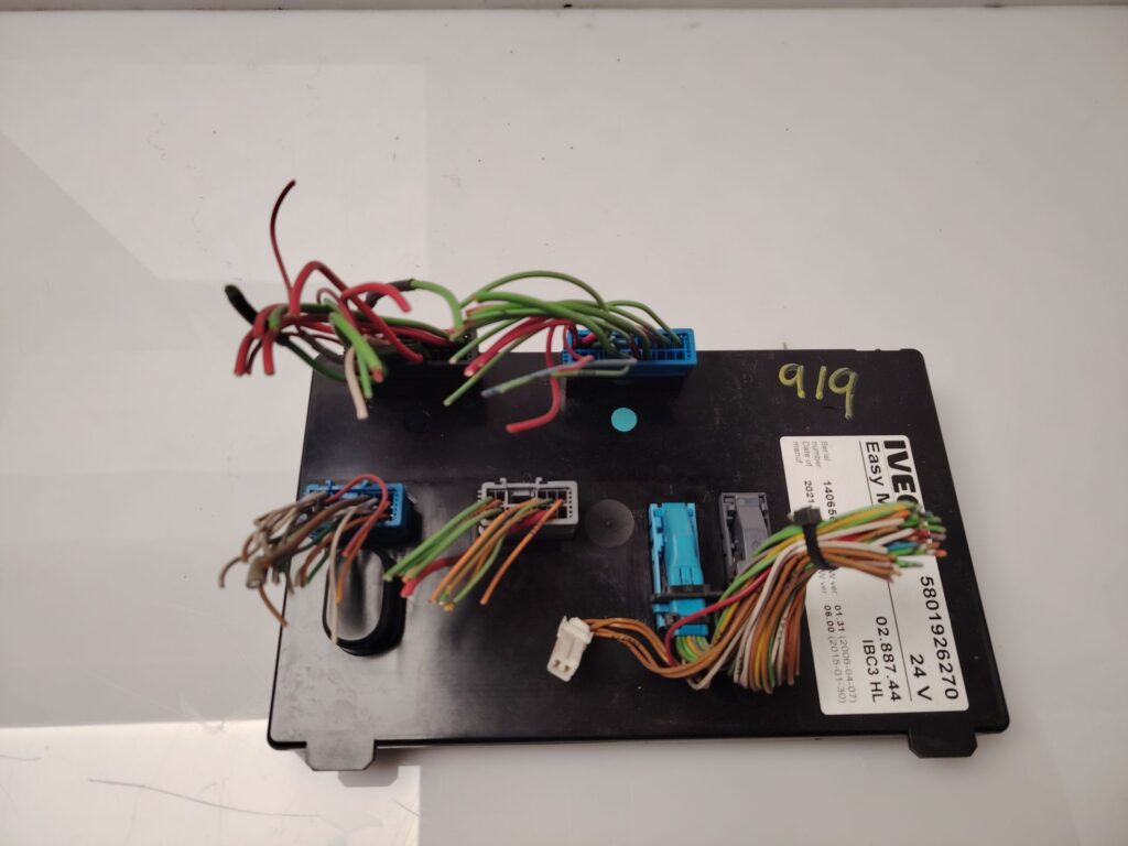 CAJA RELES / FUSIBLES 137650