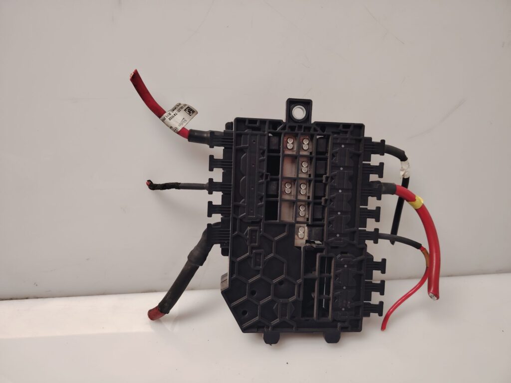 CAJA RELES / FUSIBLES 138397