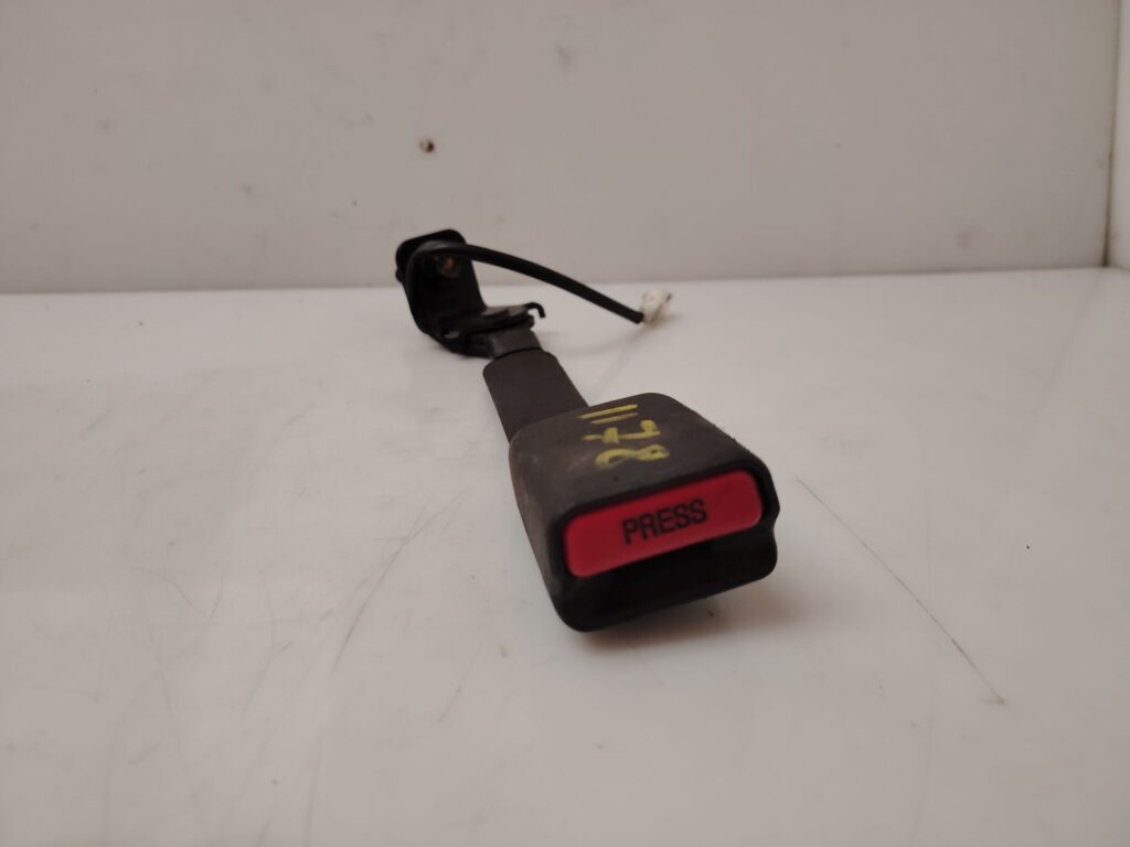 ENGANCHE CINTURON DELANTERO IZQUIERDO 138906