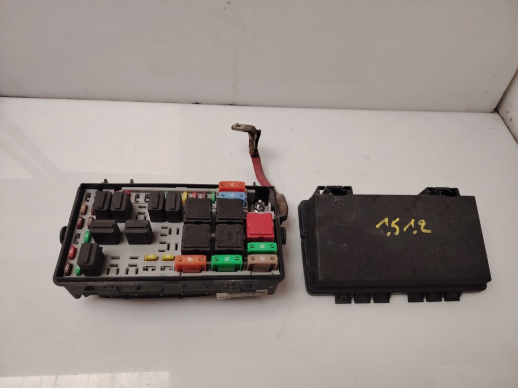 CAJA RELES / FUSIBLES 139414