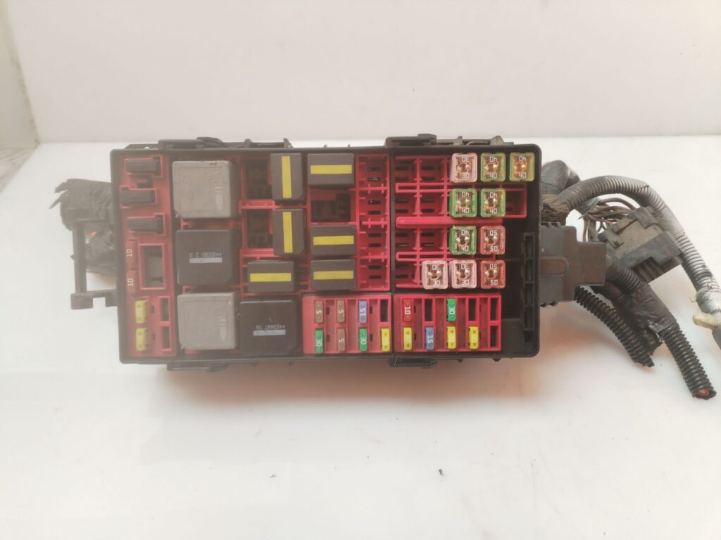 CAJA RELES / FUSIBLES 138837