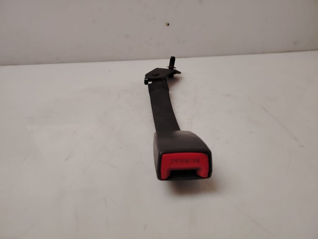 ENGANCHE CINTURON DELANTERO DERECHO 138907