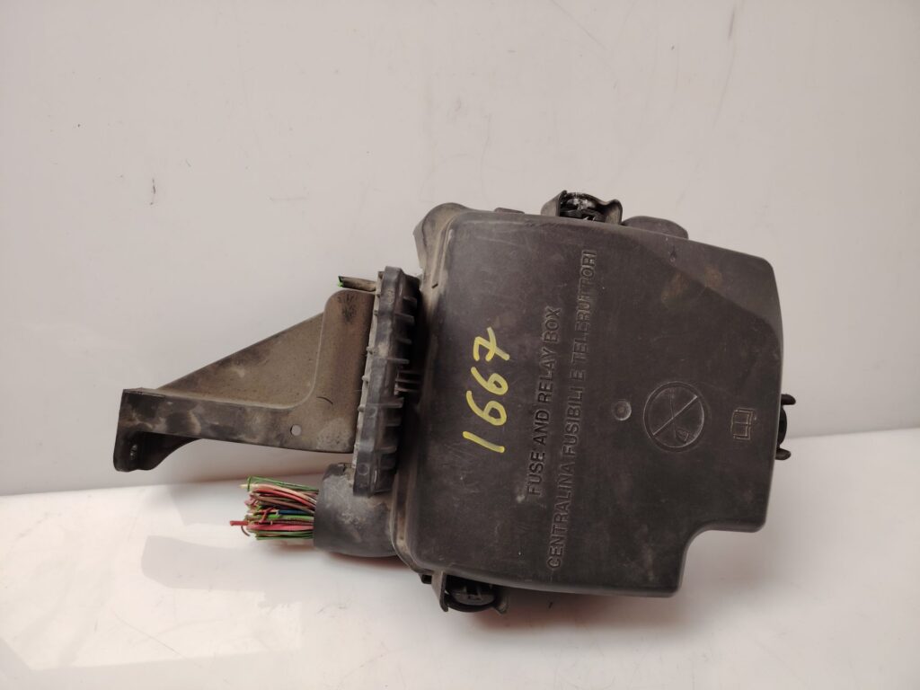 CAJA RELES / FUSIBLES 139485