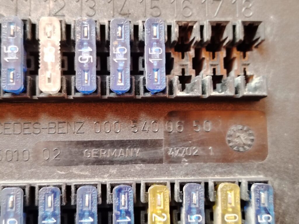 CAJA RELES / FUSIBLES 139885