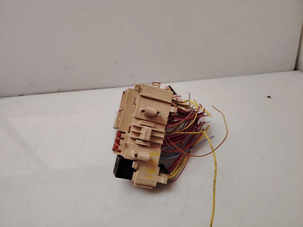 CAJA RELES / FUSIBLES 140144