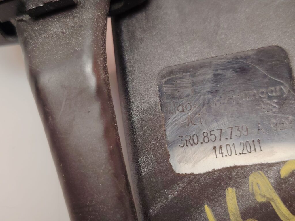 ENGANCHE CINTURON TRASERO CENTRAL 139999