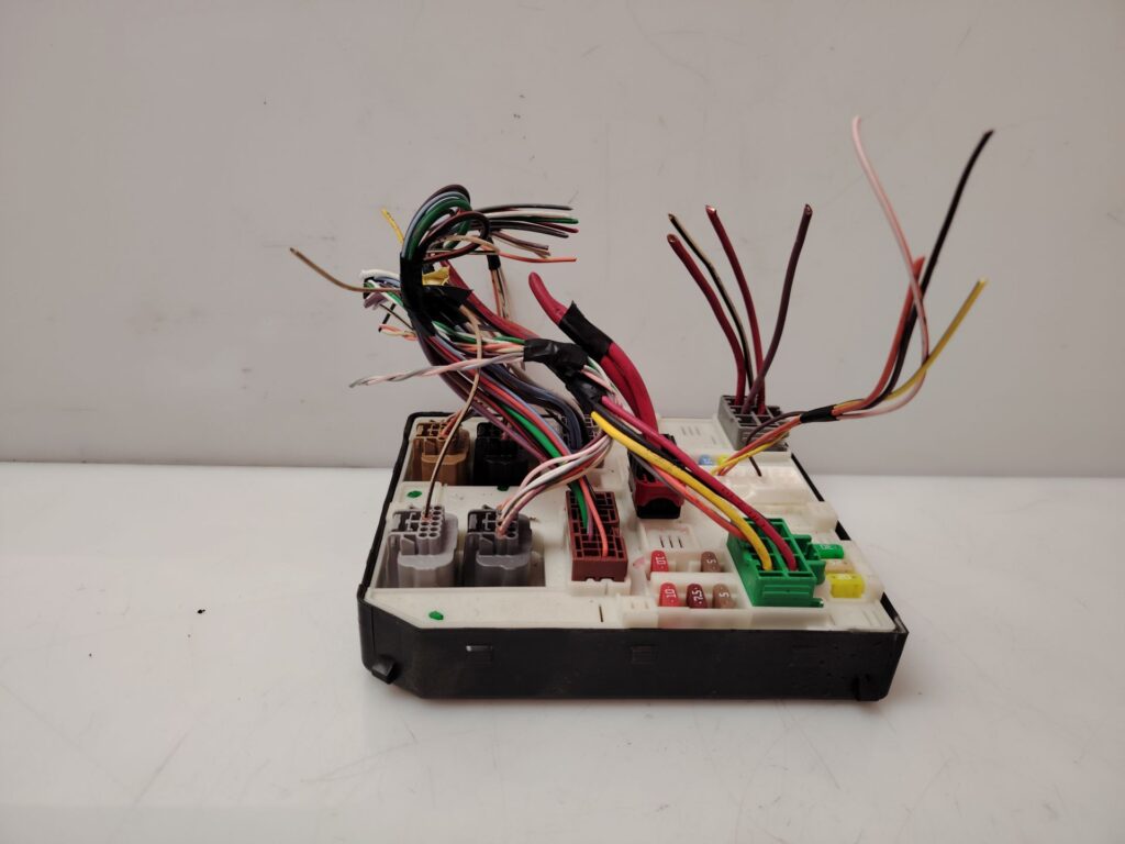 CAJA RELES / FUSIBLES 140208