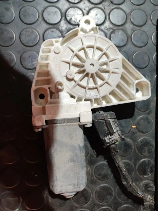 MOTOR ELEVALUNAS DELANTERO IZQUIERDO 109220