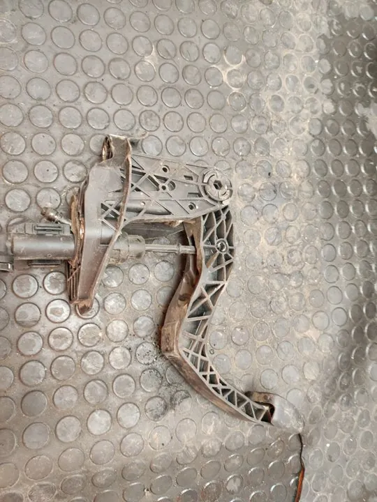 PEDAL EMBRAGUE 106470