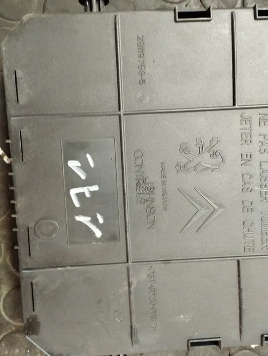 CAJA RELES / FUSIBLES 110630
