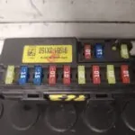 CAJA RELES / FUSIBLES 111909