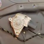 MOTOR ELEVALUNAS DELANTERO DERECHO 115163