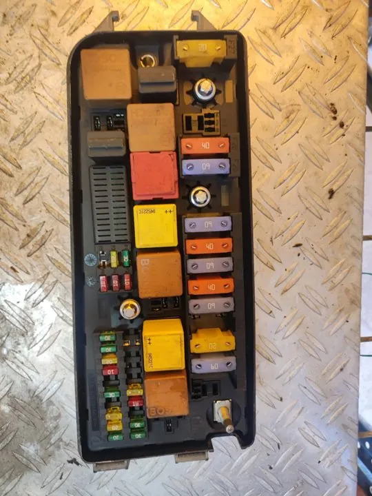 CAJA RELES / FUSIBLES 100049