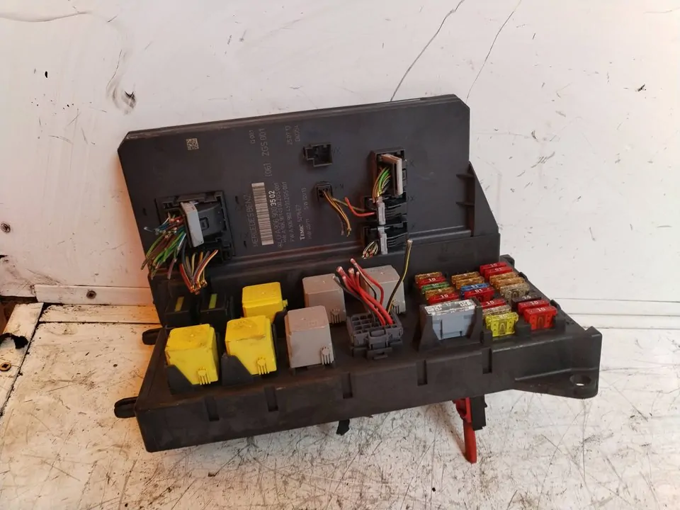 CAJA RELES / FUSIBLES 114340