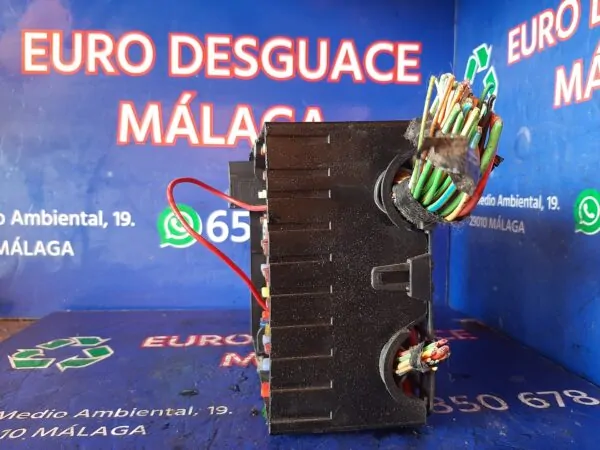 CAJA RELES / FUSIBLES 93982