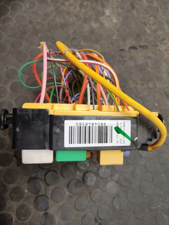CAJA RELES / FUSIBLES 106010