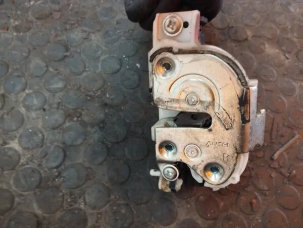 CERRADURA PUERTA DELANTERA DERECHA 107167