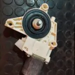 MOTOR ELEVALUNAS DELANTERO DERECHO 109738