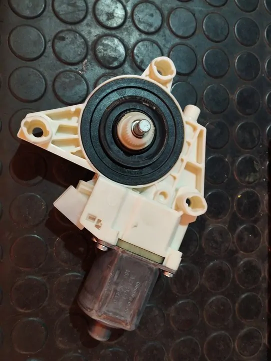 MOTOR ELEVALUNAS DELANTERO DERECHO 109738