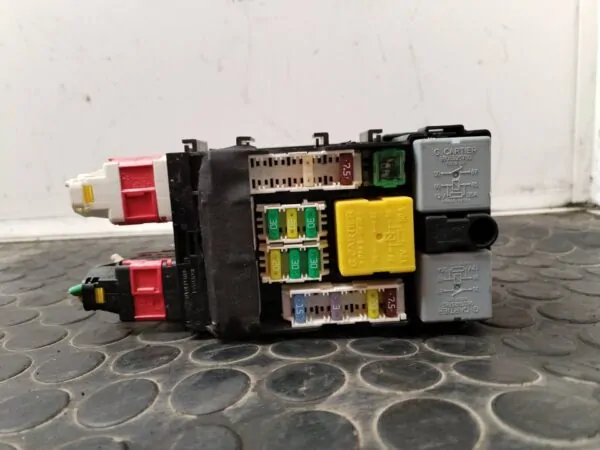 CAJA RELES / FUSIBLES 110427