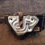 CERRADURA PUERTA DELANTERA IZQUIERDA 104442