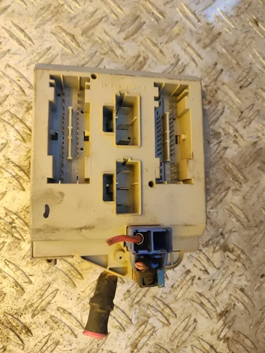CAJA RELES / FUSIBLES 100229