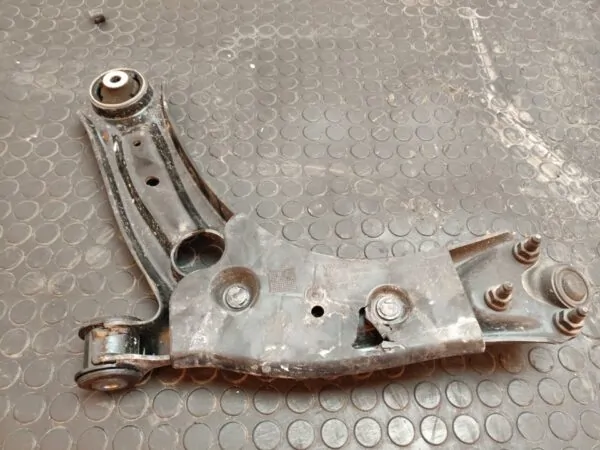 BRAZO SUSPENSION INFERIOR DELANTERO DERECHO 104964